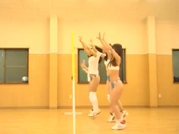 巨大オッパイバレー部員たちが身体を鍛える体育館ファック巨乳美少女お姉さんのエロ動画