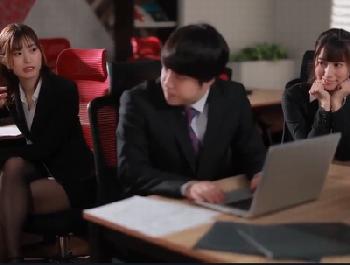 痴女でHな先輩上司2人に男根を狙われた男部下！お姉さんOL3P初川みなみのエロ動画