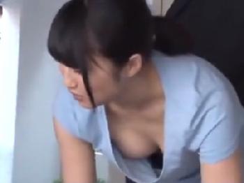 ゴミ出し中に胸チラしてくる奥さんをレイプするのは男の義務！素人人妻顔射のエロ動画