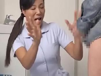精液検査のために内緒で身体をはってくれる看護師熟女看護婦顔射のエロ動画