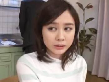 『お父さんいるのよ?』ドデカおっぱいの美人義理の母を襲って近親中出し!巨乳人妻近親相姦のエロ動画