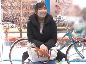 『で、出ちゃぅうぁあ！』八重歯が可愛い童顔巨大乳マダムを電マチャリに乗せて否応なく寝取られ巨乳素人人妻中出しナンパのエロ動画