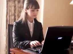 仕事中にホテルで性行為密会する忙しいカップル素人美少女OLのエロ動画