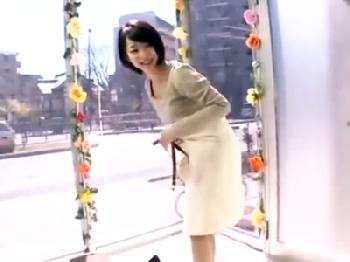 ラップ1枚隔てて友人男女がHなミッションチャレンジ素人美少女ナンパのエロ動画