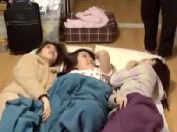 妹と友人のお泊まり会で1人誘いだし台所パコする兄巨乳お姉さんのエロ動画