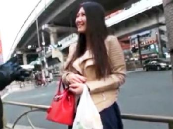 買い物帰りの大きいオッパイ妻を口説いて寝取られハメ！熟れたパイパンマンコを堪能巨乳素人人妻ハメ撮りナンパのエロ動画