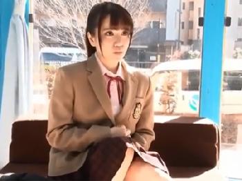 ハリのある若い身体つきの美形少女女子校生がマジックミラー号でのハメで本気イキ美少女ぶっかけのエロ動画