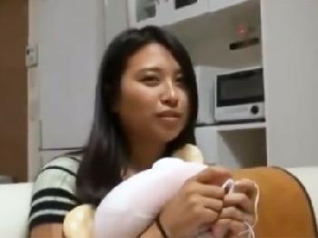 カップルの欲求不満彼女の部屋に押し入って彼に電話させながらハメ撮り素人お姉さんのエロ動画