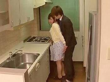 イケメン不動産屋が内見にきた夫婦の若奥様を中出し寝取られ巨乳人妻レイプのエロ動画