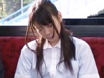 バスでうたた寝しれる無毛女子校生の両穴を否応なしに犯して否応なく中出し!美少女ロリレイプ3P痴漢アナルのエロ動画