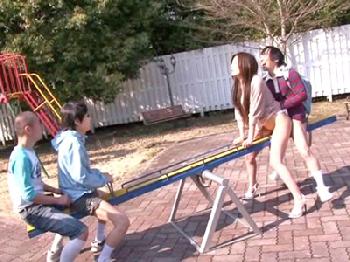 突然シーソーが跳ね上がり息子のペニスがズッポリ近親ハプニングファック巨乳人妻近親相姦のエロ動画