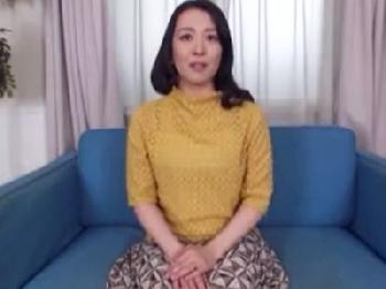 清潔感のある美魔女妻がフル勃起した巨根を見せつけられ思わずフェラチオ抜き素人人妻熟女のエロ動画