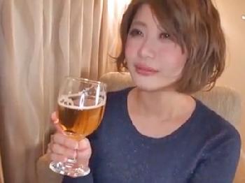 男根挿入されると淫乱女に豹変するビックおっぱい妻とハメ撮り性交巨乳素人人妻顔射のエロ動画