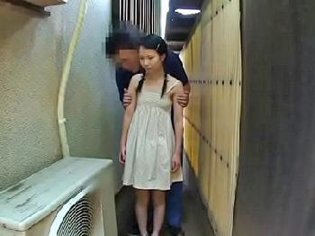 ミニ系コンが近所の美形少女を路地裏に連れ込み悪戯FUCK美少女ロリ顔射のエロ動画