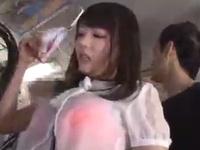浜崎真緒が満員バスで集団痴漢されたっぷり膣中に精液を注がれるW巨乳美少女中出し乱交のエロ動画