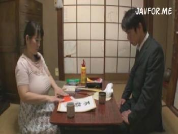 巨乳の母親にムラムラ興奮してしまった息子の勃起男根を優しくパイズリ抱擁人妻熟女近親相姦のエロ動画