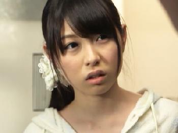 深酔いした同僚を家に送り届けたらノーブラパジャマ姿の可愛い奥さんが出てきたので‥巨乳人妻顔射のエロ動画