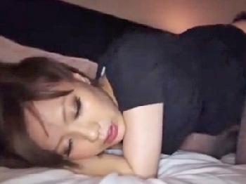 恥じらう素人お姉さんと暗い部屋で二人きりの中出しセックスのエロ動画