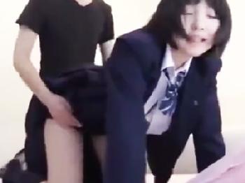 美形少女でまな板おっぱい バストの可愛い女子校生がバックから鬼突きされて絶頂しまくり素人美少女顔射ハメ撮りのエロ動画