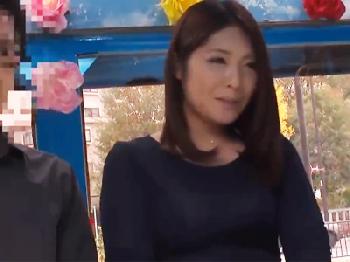 乗馬が趣味の上品なお姉さんが馬ではなく陰茎に跨って腰振りW素人顔射ナンパのエロ動画