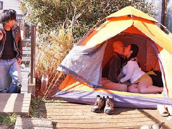 家に入るのは悪いと言う義兄とテントで交尾する未亡人巨乳人妻近親相姦牧村彩香のエロ動画