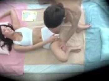 マジックミラー号で素股マッサージ体験をした素人男女がムラムラ興奮しだして生ズボお姉さんのエロ動画