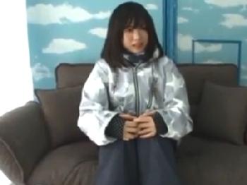 初対面男と密室空間の中で我慢出来ずに肉棒を受け入れる美形少女素人美少女盗撮のエロ動画