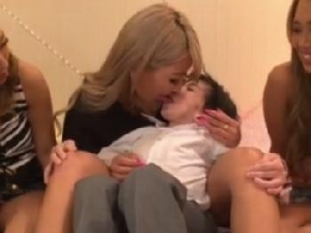 身体が小さくなってしまい…痴女ギャル3人に弄ばれる乱交パーティ!巨乳AIKAMIRANO月嶋あかりのエロ動画