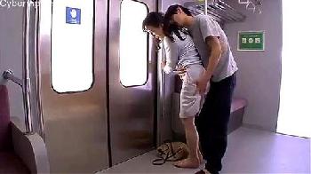 痴漢のテクにハマったド淫乱中年女は今日も電車で犯されます人妻熟女中出しフェラのエロ動画