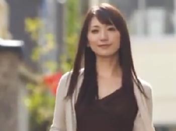 娘を教えるイケメン家庭教師を誘惑して中出し不貞する淫乱奥さん巨乳人妻熟女のエロ動画