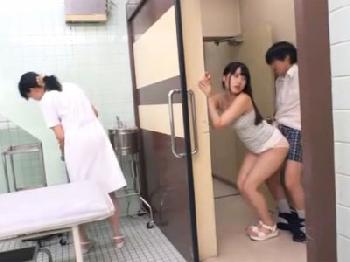 病院内でバレないようにこっそりパコ→精液ぶっかけられる童顔美形少女美少女ロリのエロ動画
