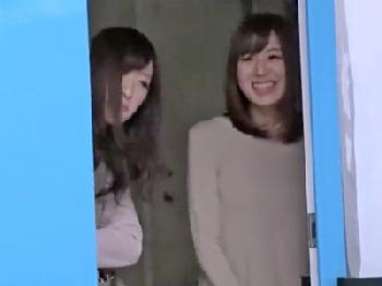 久々の若い肉棒を目の前にしてWフェラチオ始める奥さんたちW素人人妻のエロ動画