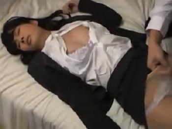 疲れて眠っているところを非人道的男から強引性的暴行されてしまう美形少女美少女レイプのエロ動画