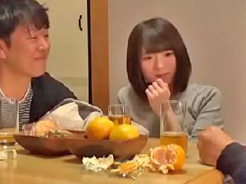 こたつの中で兄の奥さんにイタズラ→ムラムラしちゃって姦淫FUCK巨乳人妻近親相姦のエロ動画