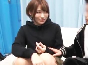 ショートヘアきれいなお姉さんが彼氏の姦淫現場を目撃して当てつけに自分も他人とヤっちゃう素人美少女顔射ナンパのエロ動画