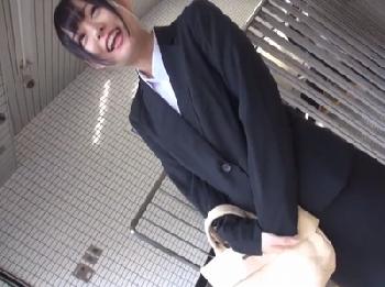 「はい、聞いてます♡」Hな撮影と知りながらも1人でやってきた就活生と即中出し交尾素人美少女ハメ撮りのエロ動画