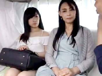 淫乱母娘をまとめてハメる！娘の目の前で中出しされてガチ絶頂してる淫乱素人奥さん巨乳お姉さん人妻熟女OLナンパ3Pのエロ動画