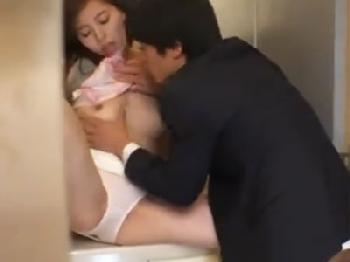 優しいビックおっぱいお姉さんとこっそり隠れてパコ→精液駄々漏れ発射巨乳顔射のエロ動画