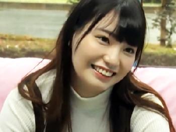 清潔感あふれる美形少女女子大生がマジックミラー号で童貞男をリードして優しく筆おろし！素人美少女のエロ動画