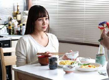 普段は美人で清純清楚…そんな奥さんが犯されるもそのチンポに完堕ちして…人妻レイプ逢見リカのエロ動画