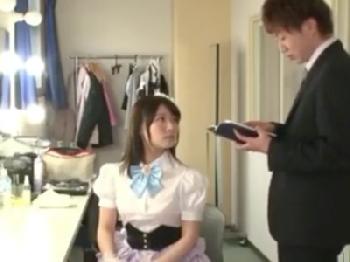 ミニ系カワ地下アイドルがマネージャーを誘惑→狭い控え室で立ちバックハメ！素人美少女痴女のエロ動画