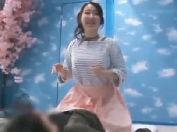 『あぁっもう逝っちゃいそうっ！…』素人カップルがテンション上がってマジックミラー号中出し披露！巨乳美少女のエロ動画