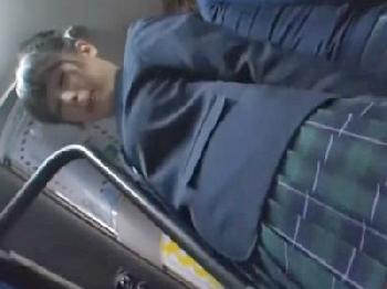 バス車内で巨乳女子校生に痴漢→パイ射強姦まで決めるクズ男素人レイプのエロ動画