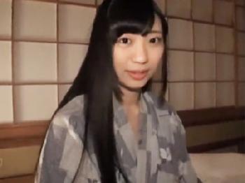 スレンダーで巨乳な美形少女が就寝中に浴衣のまま襲われて生ハメ顔面射精美少女顔射のエロ動画