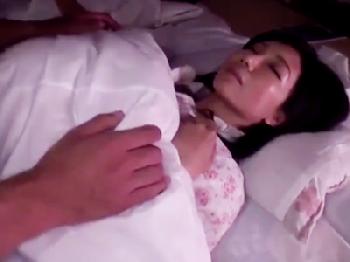 「夫が起きちゃうよ‥」とか言いつつ寝ている夫の横で中出し密通交尾を完遂するデカ乳妻巨乳痴女人妻美神さゆりのエロ動画