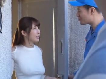 ノーブラで電気屋さんを部屋に招き入れてしまった巨乳オフィスレディが案の定ハメられる美少女お姉さんのエロ動画