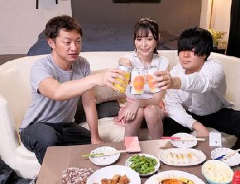 「かんぱ~い♥」友人の彼女が…友人が寝落ちした途端に杭打ちで誘惑してくる尻軽女W痴女橋本ありなのエロ動画