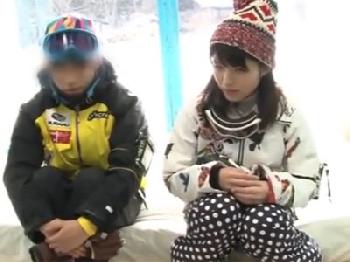 『えっと‥ここで‥？』スキーに遊びに来ていた素人娘が緊張しつつもその場パコ美少女中出しぶっかけのエロ動画