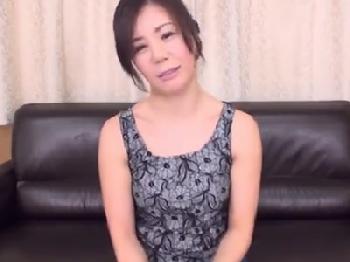 『もっと飲ませてぇ‥』経験豊富な40代奥様が若男性器に欲情してフェラチオ奉仕素人人妻熟女手コキのエロ動画