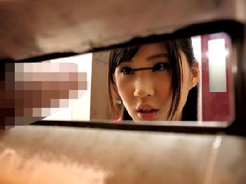 ドアポストからニョキッと出てるペニ棒に群がる隣人女子巨乳お姉さん痴女のエロ動画